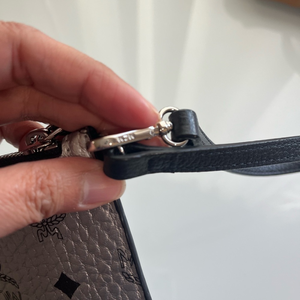 MCM SILVER GRAY WRIST POUCH - Picture 5 of 10